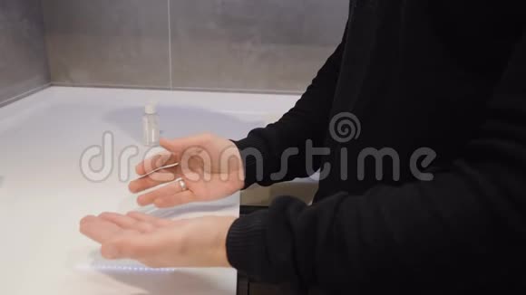 一个男人把消毒胶放在手上视频的预览图