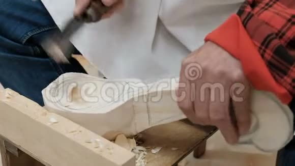 男人用工具特写做一个木制勺子手工木雕工具切割木材视频的预览图