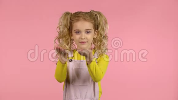 小可爱的女人用手指掩着脸视频的预览图