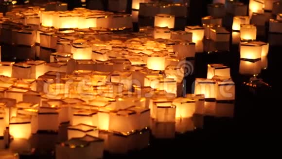 在新年庆祝活动中漂浮在水面上的中国许愿灯视频的预览图