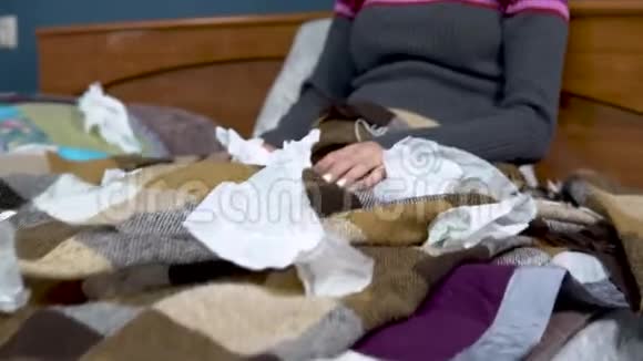 年轻女人打喷嚏女孩躺在床上格子布下的一圈餐巾都散了视频的预览图
