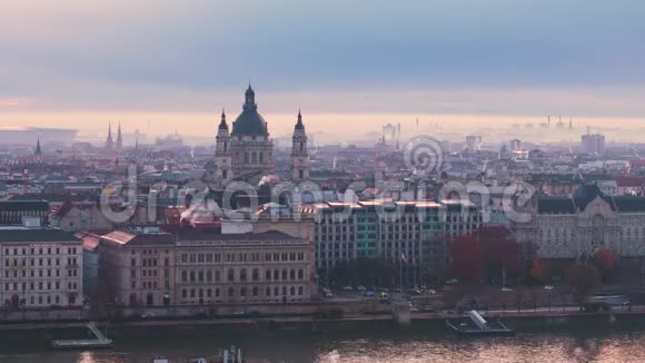 秋天的布达佩斯全景多瑙河堤岸和圣斯蒂芬大教堂视频的预览图