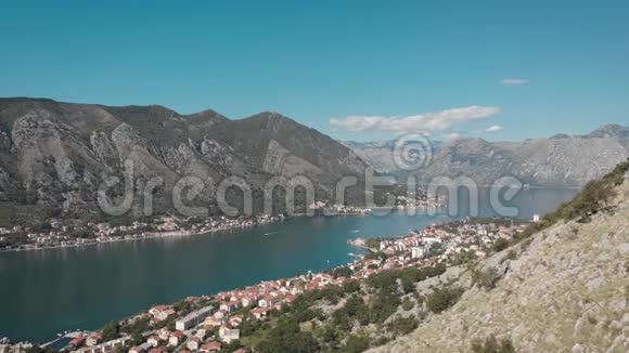 黑山Kotor市的鸟瞰图飞越科托湾和群山视频的预览图