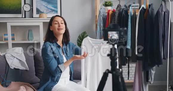 女造型师在家为实习生vlog录制现代服装视频视频的预览图