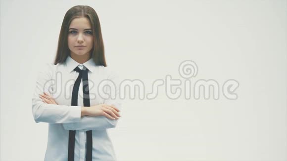 年轻漂亮的商业女孩站在白色的背景上在这个过程中直勾勾的看着镜头视频的预览图
