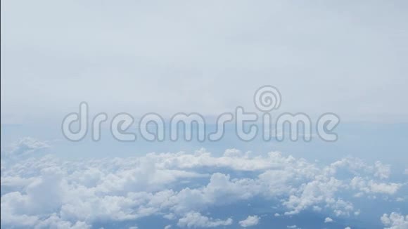云从云层中飞行的飞机的窗户上观看视频的预览图