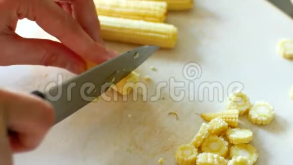 在厨房做饭给小玉米切片视频的预览图