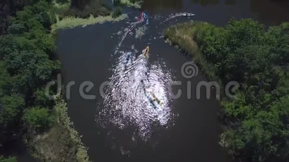 独木舟漂浮在河上视频的预览图