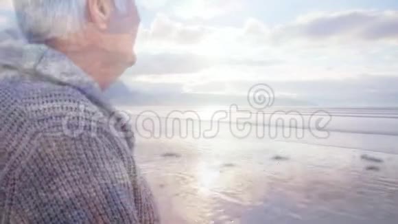 老人欣赏海滩风景视频的预览图