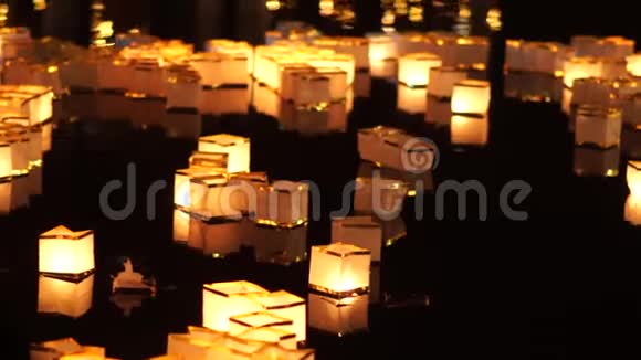 在新年庆祝活动中漂浮在水面上的中国许愿灯视频的预览图