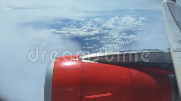 透过飞机的窗户看到的云和天空在云中飞翔云层在镜头上移动F视频的预览图