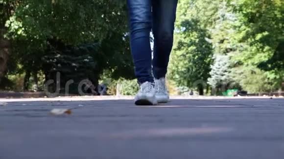 双腿与白色鞋子在街上视频的预览图