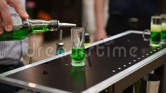 酒吧服务员正在酒吧或餐馆的酒吧里准备一杯绿色墨西哥鸡尾酒夜生活视频的预览图