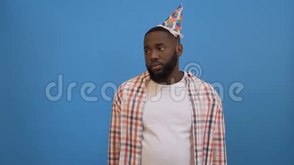生日不快乐的家伙带着胡茬感到悲伤和失望因为没有人来庆祝他的周年纪念日吹视频的预览图