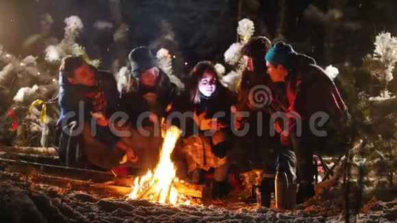 冬林之友群坐在篝火旁听故事视频的预览图