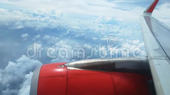 透过飞机的窗户看到的云和天空在云中飞翔云层在镜头上移动F视频的预览图