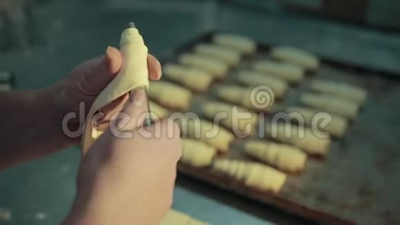 女性正在烤房的厨房里做传统的法国牛角面包视频的预览图
