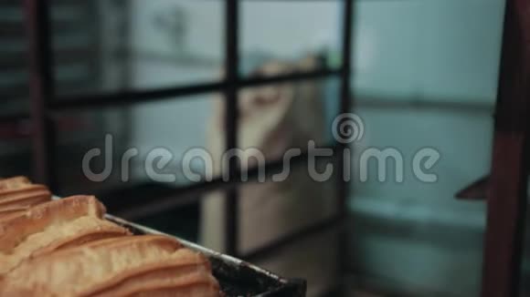 传统的法式焦糖糕点已经烘焙的泡芙放在平底锅上视频的预览图