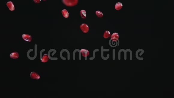 石榴粒落在黑色的背景上视频的预览图