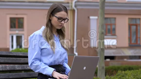 女商人嫉妒有新生儿的母亲在事业和孩子之间做出选择视频的预览图