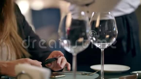 女性在餐馆用银行卡支付非接触式付款视频的预览图