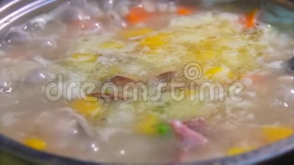 美味的蘑菇汤在锅里沸腾视频的预览图