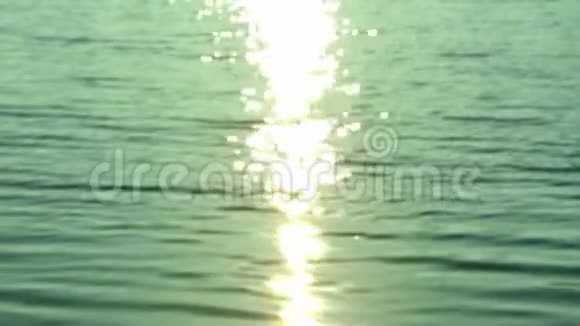 在平静的海面上反射出模糊的太阳光线和日出太阳从海面上升起一大片视频的预览图
