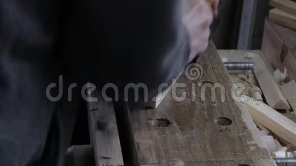 男木匠用千斤顶刨木木板做松木架子并加以检查视频的预览图