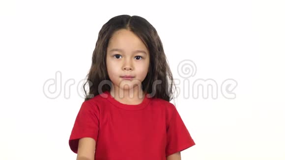 小女孩在白色背景下向自己挥手慢动作视频的预览图