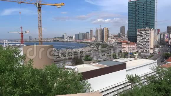 安哥拉罗安达湾概况城市交通和现代建筑视频的预览图