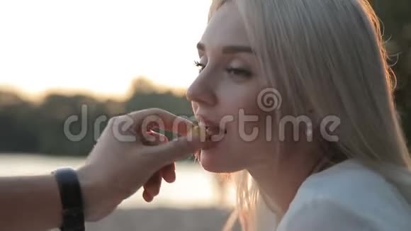 情侣们在海滩上吃葡萄视频的预览图