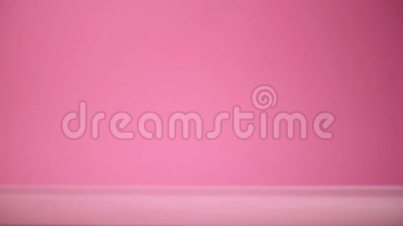 粉红色背景下的水滴视频的预览图