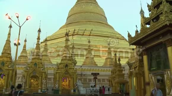 一座寺庙的金色高顶视频的预览图