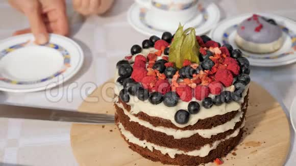 女人切块生日自制巧克力蛋糕放在盘子上双手特写视频的预览图
