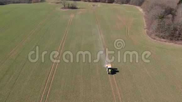 拖拉机在春耕田空中撒施肥料视频的预览图
