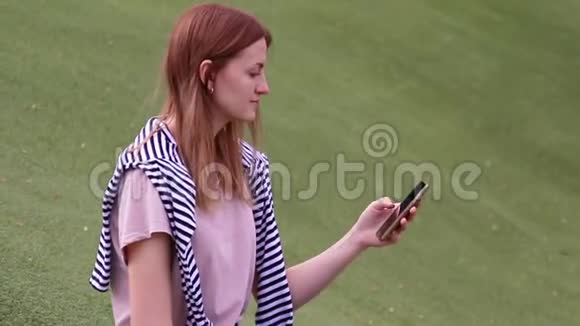 年轻女孩使用智能手机语音识别听写想法视频的预览图