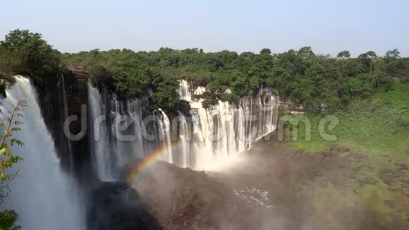 安哥拉卡兰杜拉瀑布热带雨林和彩虹瀑布视频的预览图