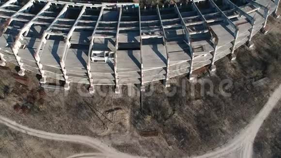 城市未完工的体育场建筑废墟空中视频的预览图