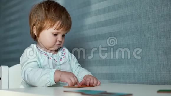 小女孩在幼儿桌旁玩耍开始慢动作拍手视频的预览图
