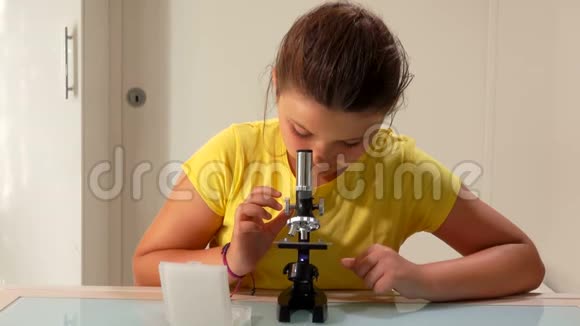 严肃的女孩把显微镜里的样本视频的预览图