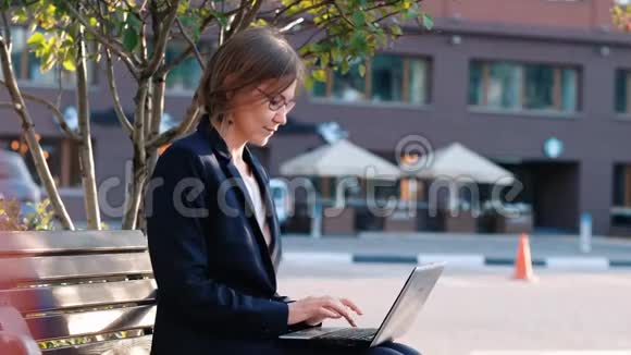 在户外工作的年轻商务女性视频的预览图