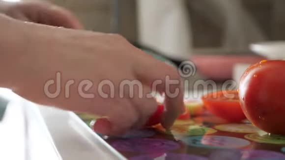 女人正在切西红柿做沙拉湿手手特写视频的预览图