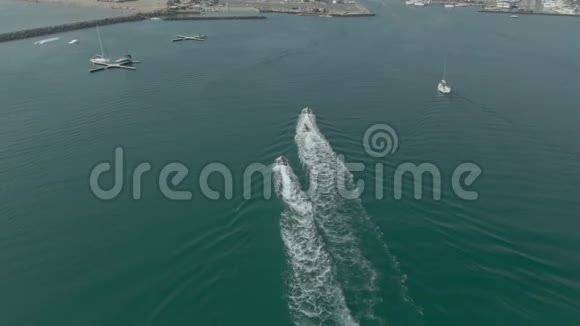 一艘快艇抵达码头海湾的空中射击视频的预览图
