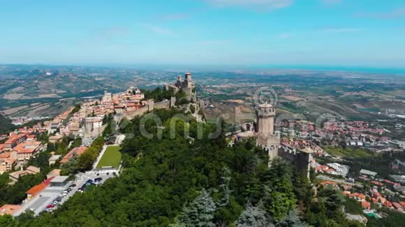 鸟瞰中世纪城堡在山顶防御工事背景山和城市的概念视频的预览图