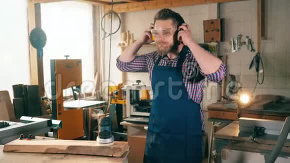 男木匠正对着细木工的照相机微笑视频的预览图