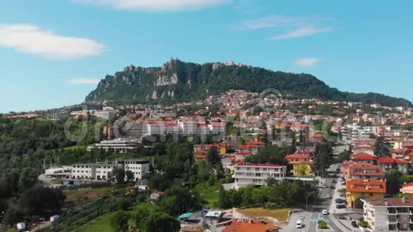在背景下在圣马力诺共和国主要城市岩石上从远处观看空中景观最佳场所的概念视频的预览图