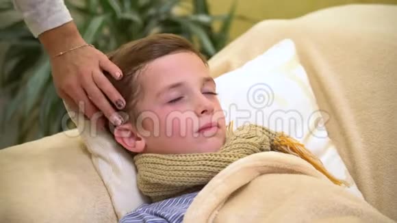 生病的男孩躺在床上母亲检查他的体温视频的预览图
