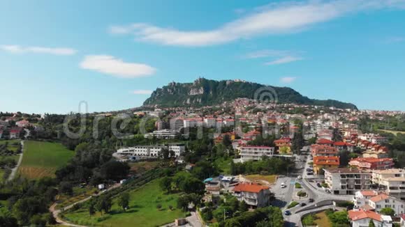 在背景下在圣马力诺共和国主要城市岩石上从远处观看空中景观最佳场所的概念视频的预览图