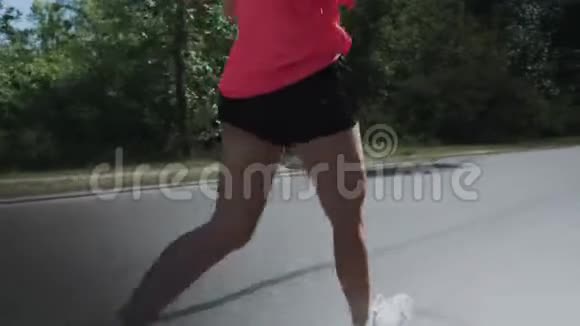 有动力的年轻女跑步者在公园里努力训练集中运动的女人穿过公园漂亮苗条的女孩视频的预览图