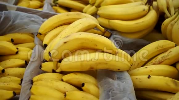 香蕉靠近水果视频的预览图